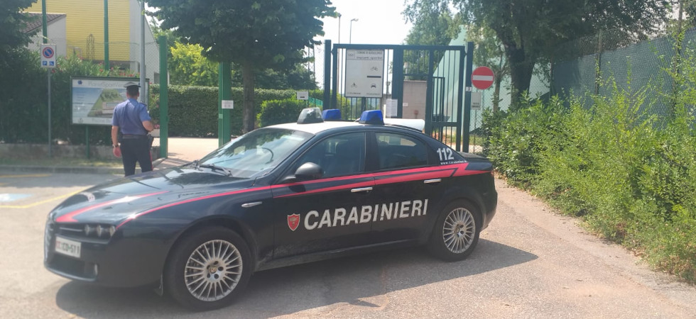 Sorpresi mentre rubano dalla cassa del bar nella piscina comunale: arrestati tre 19enni